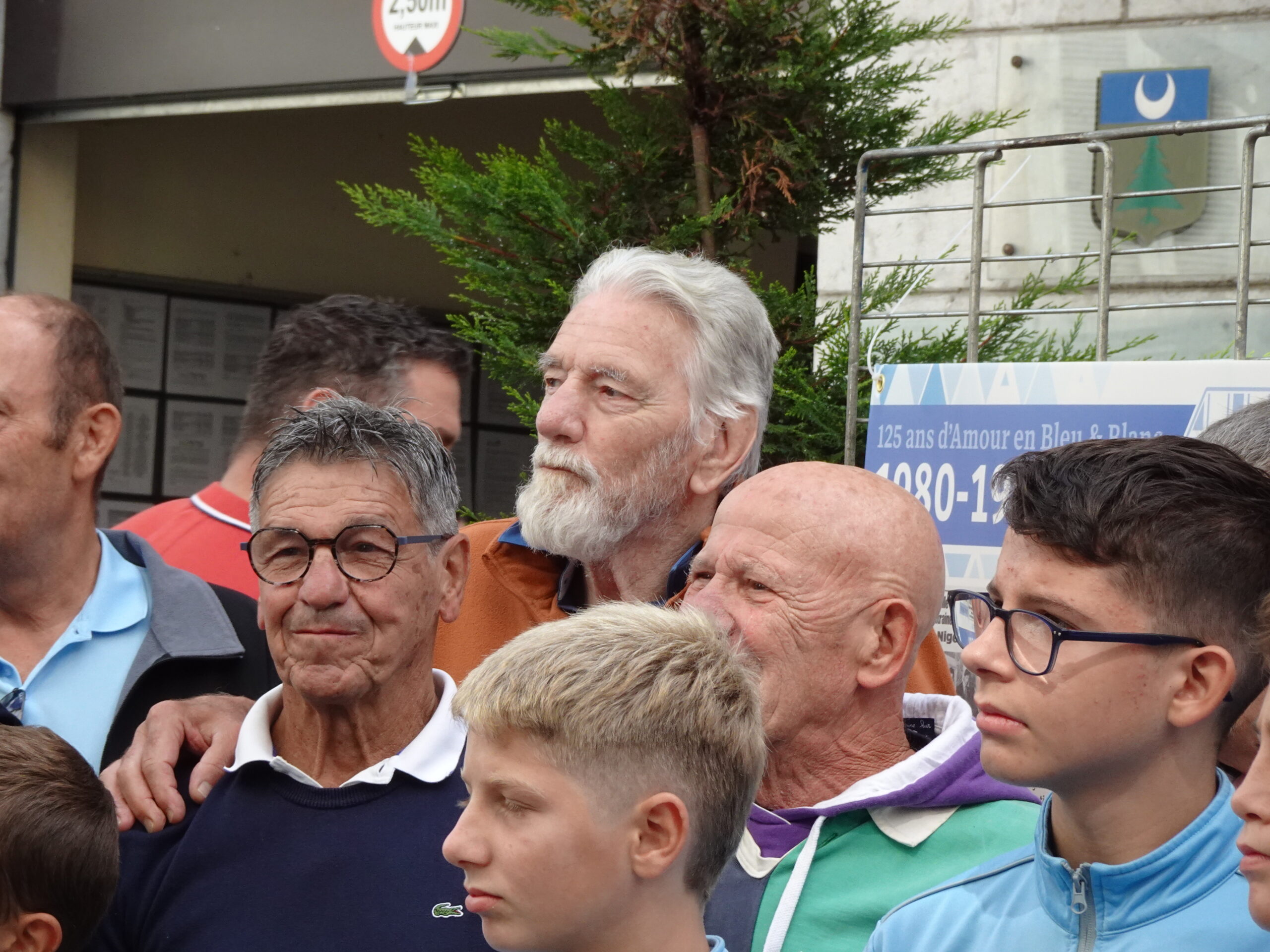 Nigel Horton devant la mairie ému