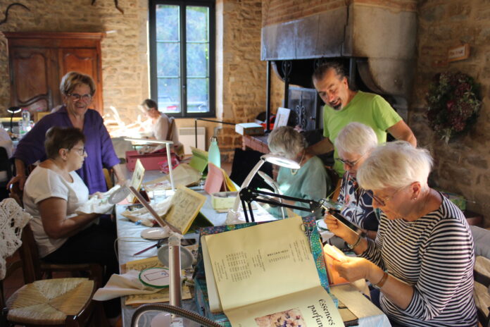 broderie à Louhans Association Au Fil des Pointsa