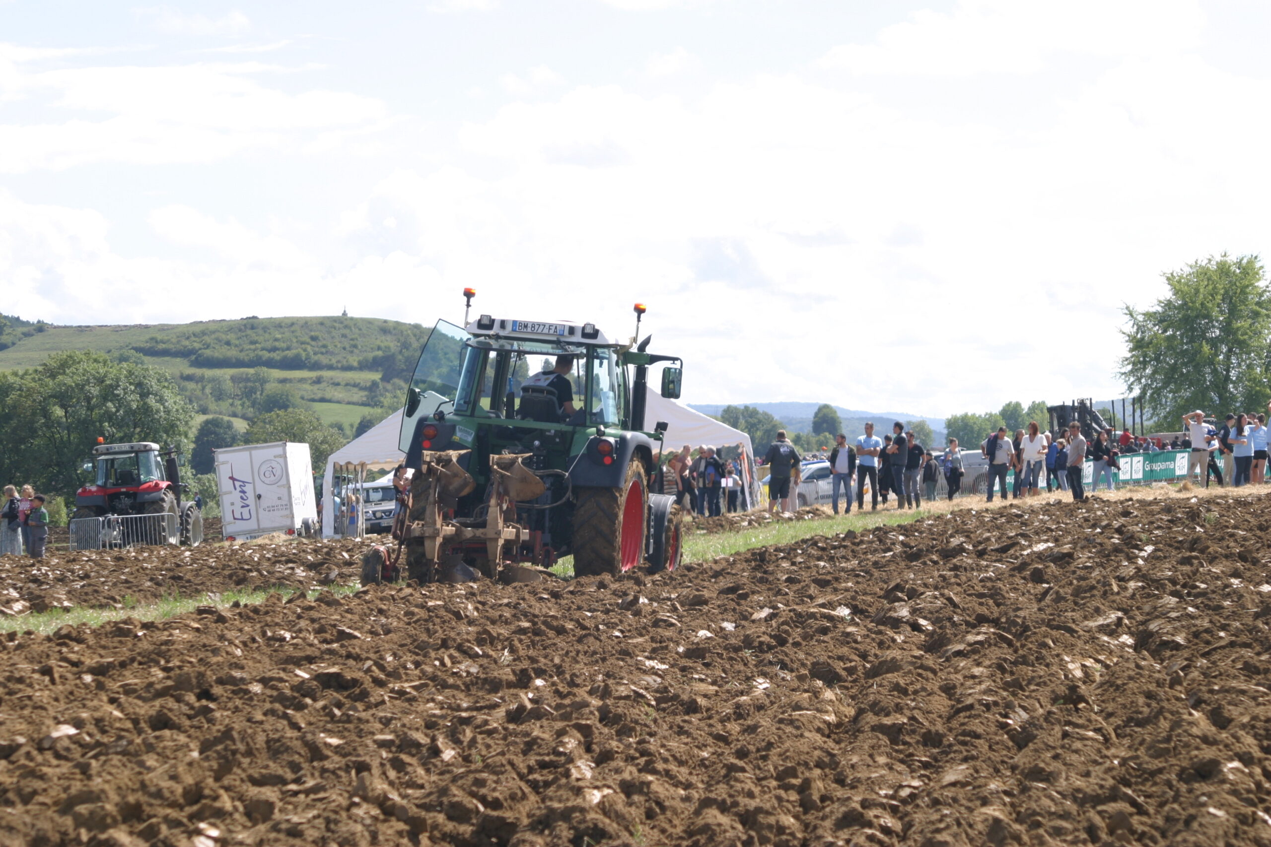 tracteur en train de labourer à la journée de l'agriculture