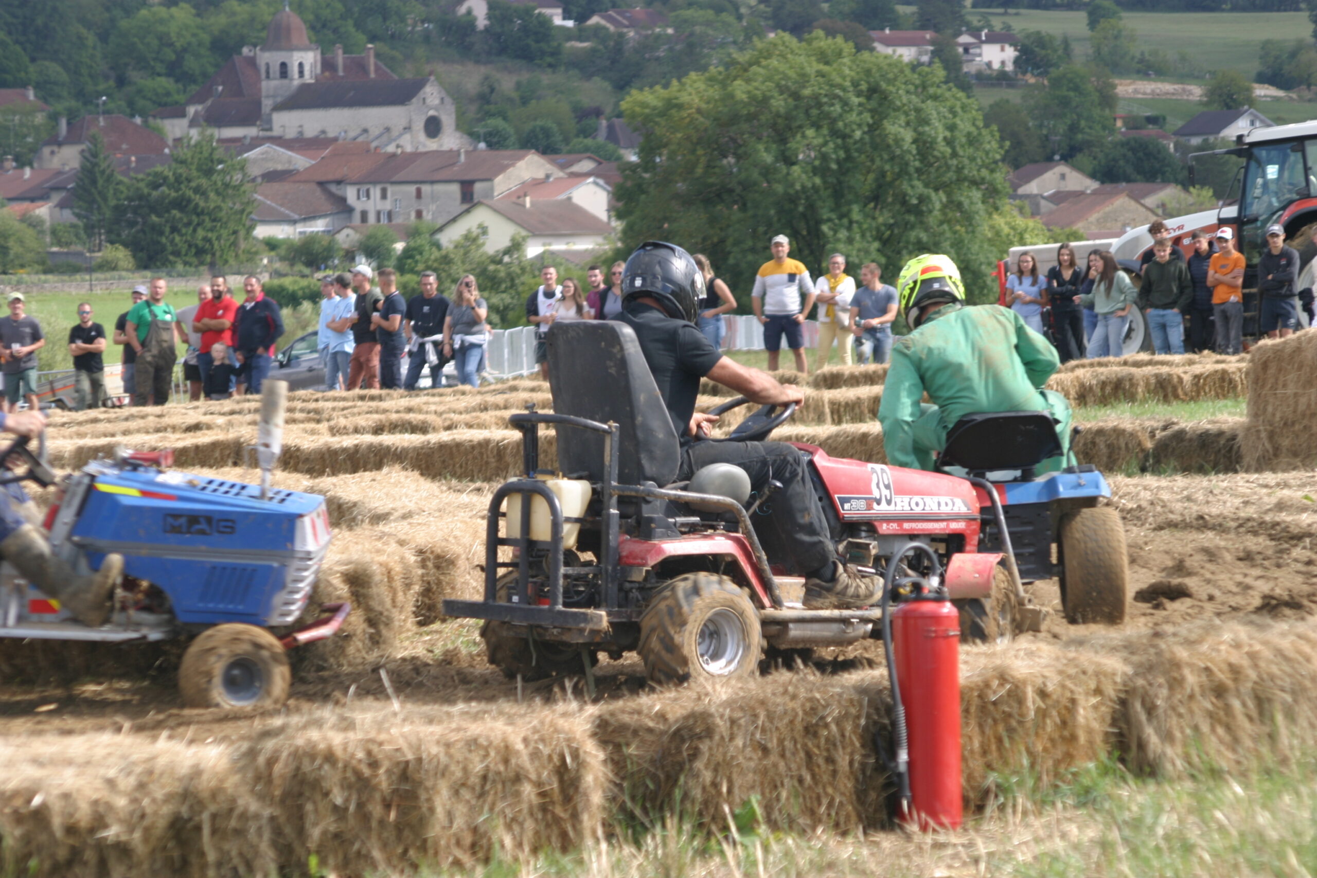 Course de tracteurs-tondeuse à la fête de l'agriculture