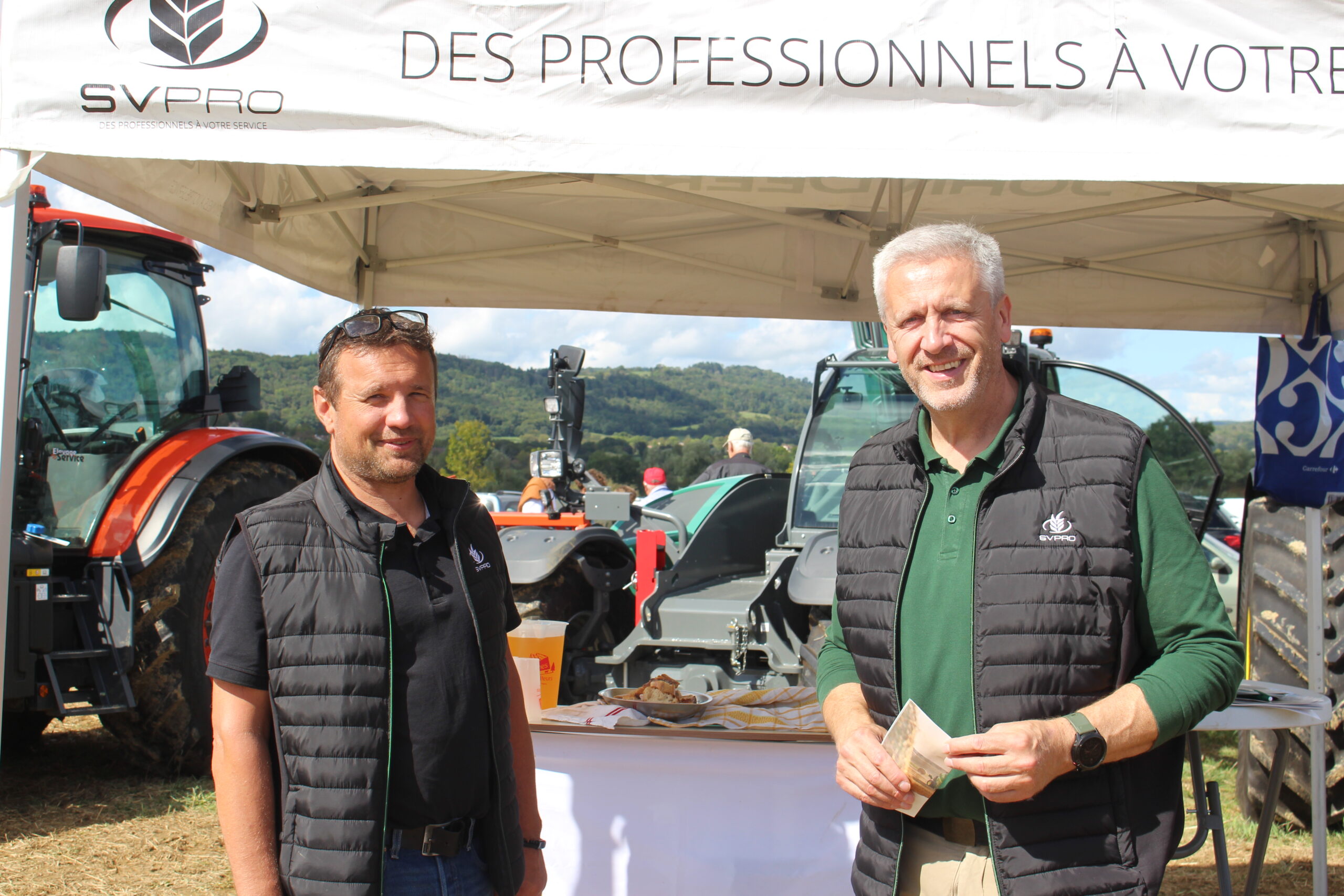 Mickaël et Sébastien Jonville directeur général adjoint SV-PRO devant le stand à la fête de l'agriculture