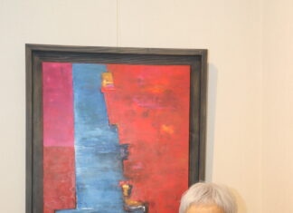 Oyonnax. Une artiste à la librairie Femme artiste devant sa sculpture et son tableau