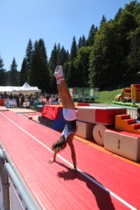 Gymnaste en pleine démonstration