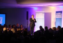 Oyonnax. Julien Martinez candidat aux élections municipales Julien Martinez en train de présenter son programme de campagne municipales