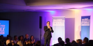 Julien Martinez en train de présenter son programme de campagne municipales