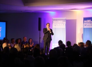 Julien Martinez en train de présenter son programme de campagne municipales