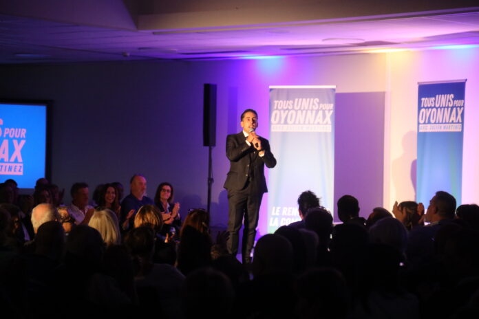 Julien Martinez en train de présenter son programme de campagne municipales