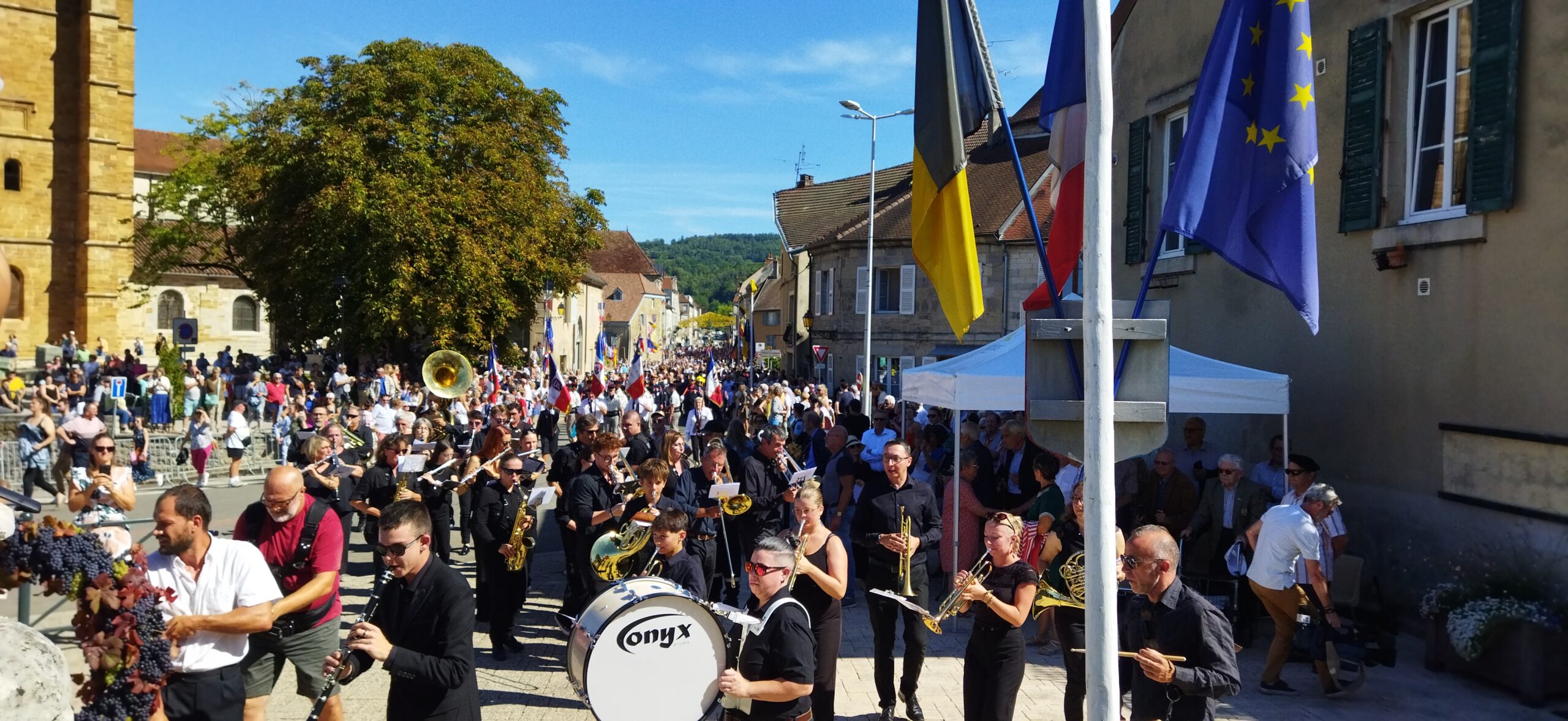 Fanfare en train de jouer de la musique à la fête du biou 2025