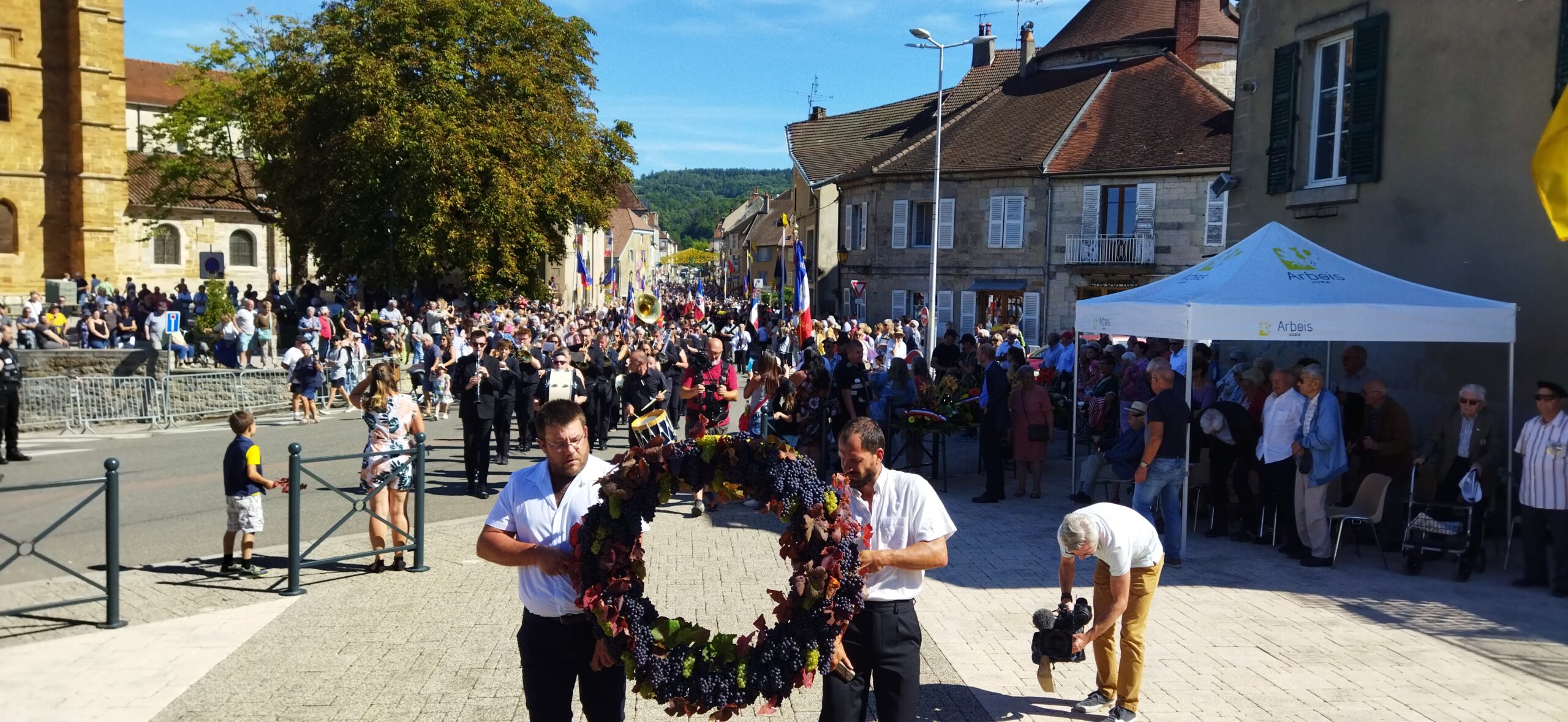 Couronne hissée pour la fête du biou 2025