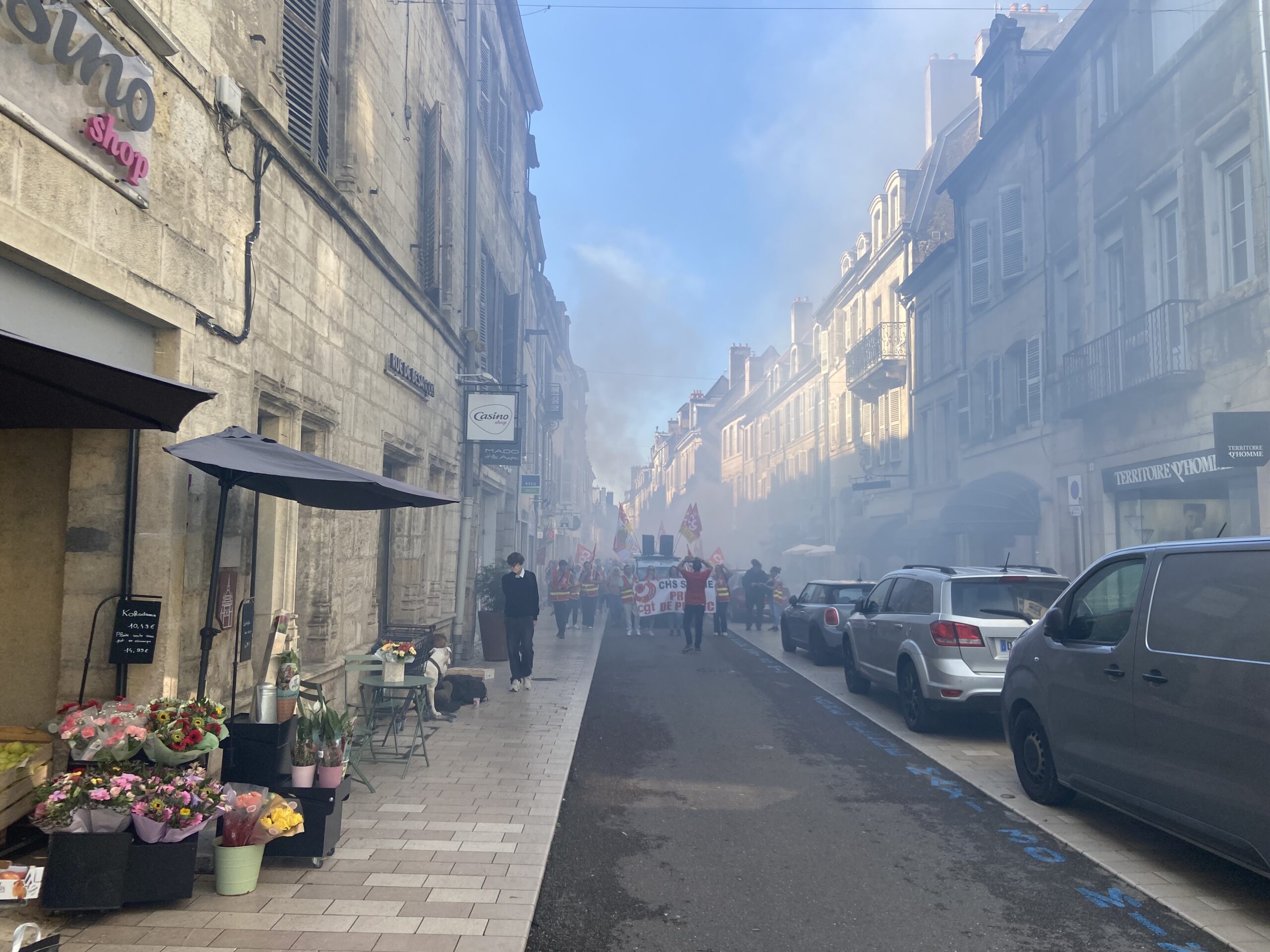 Quelques fumigènes ont été allumés dans la rue de Besançon, à Dole. 