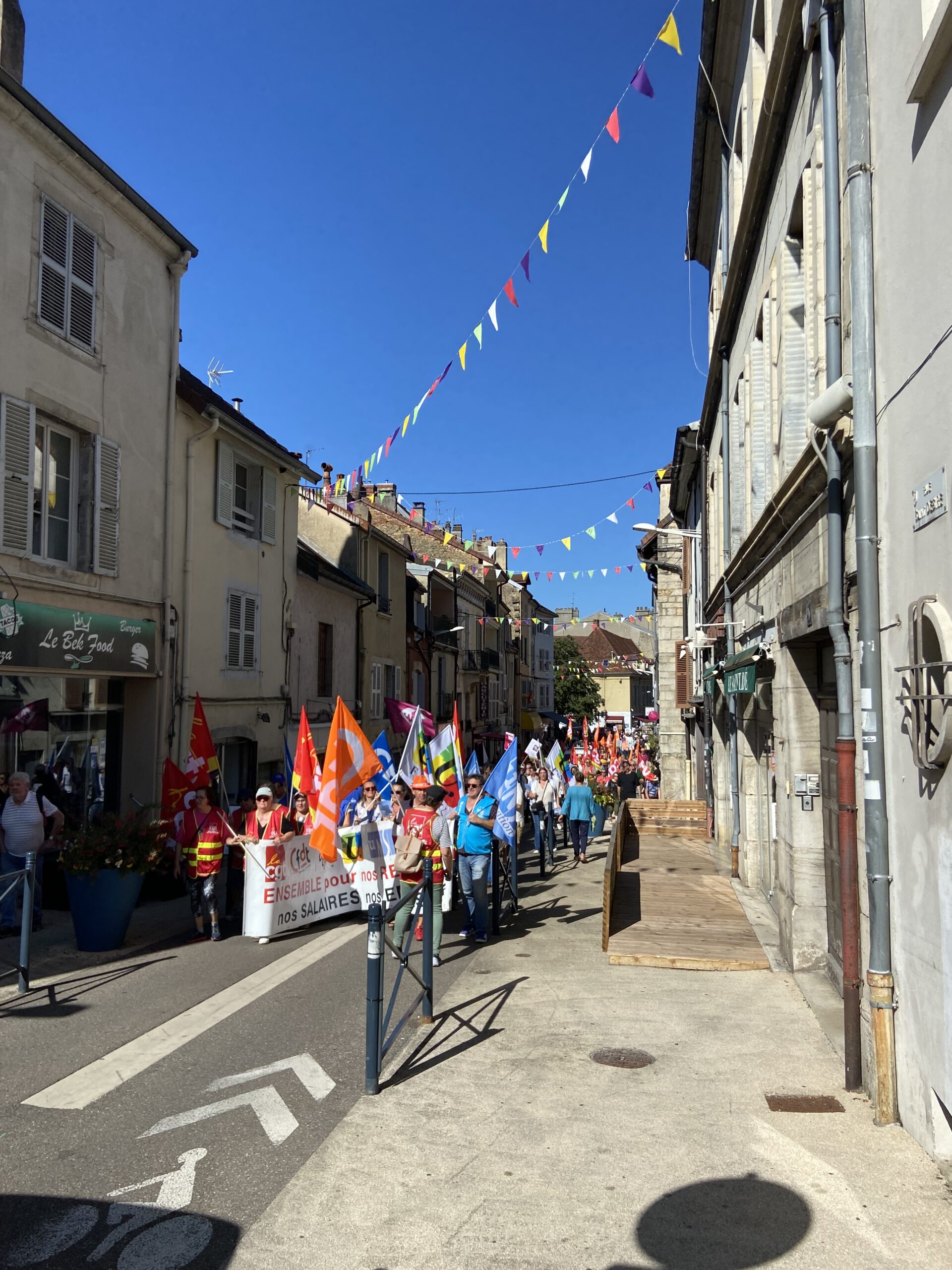 800 personnes se sont rassemblées dans les rues de Lons. 