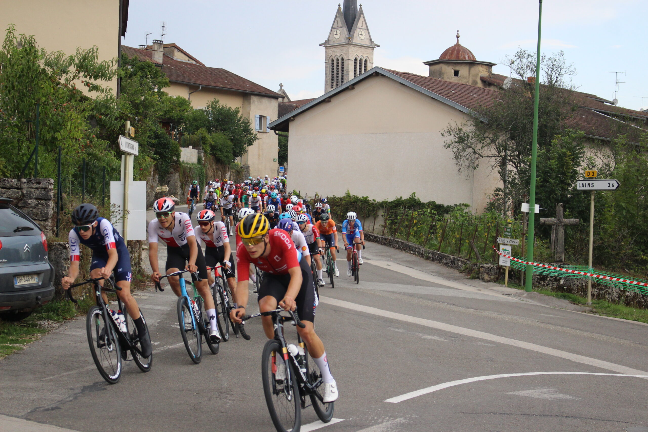Sortie du village, reprise de la vitesse dans la descente pendant le Tour de l'Avenir 2025