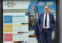 Candidat élections municipales Oyonnax devant sa permanence Joël Viry