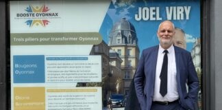 Candidat élections municipales Oyonnax devant sa permanence Joël Viry