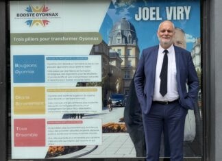 Candidat élections municipales Oyonnax devant sa permanence Joël Viry