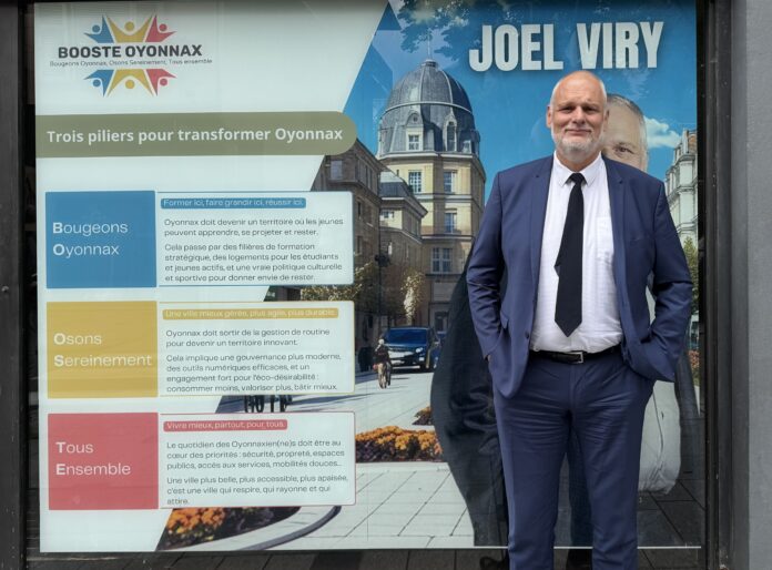 Candidat élections municipales Oyonnax devant sa permanence Joël Viry