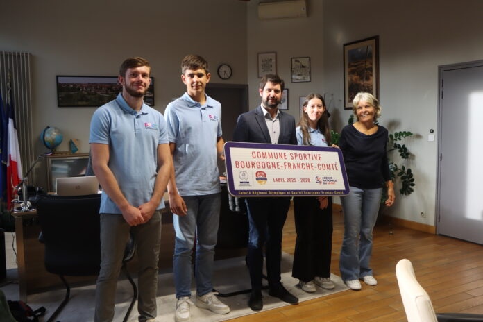 Les trois nouveaux ambassadeurs sportifs de la ville de Dole. Crédit photo : Edwin Rolland / Ville de Dole