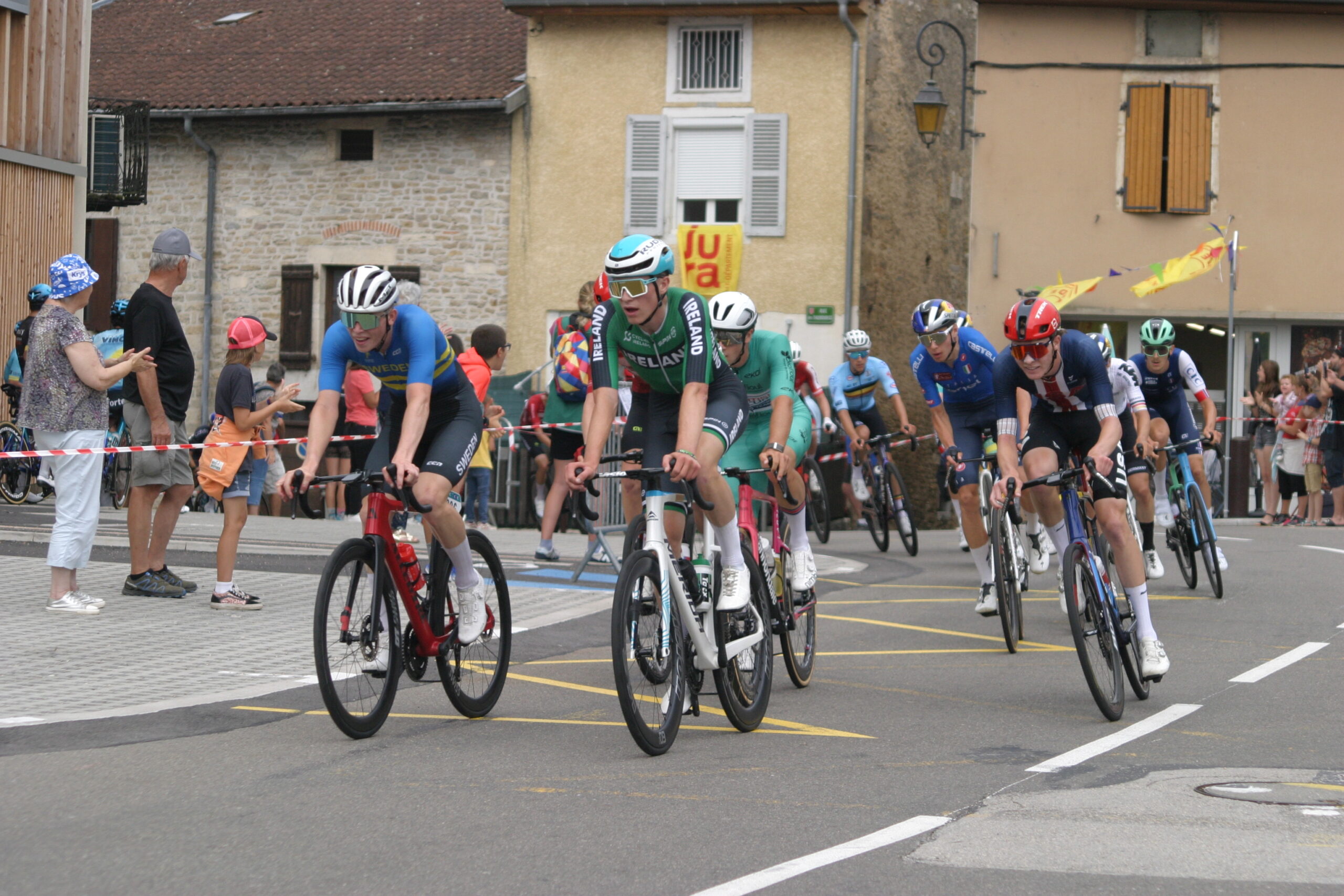 Tour de l’Avenir 2025 : peloton bien groupé en pleine course