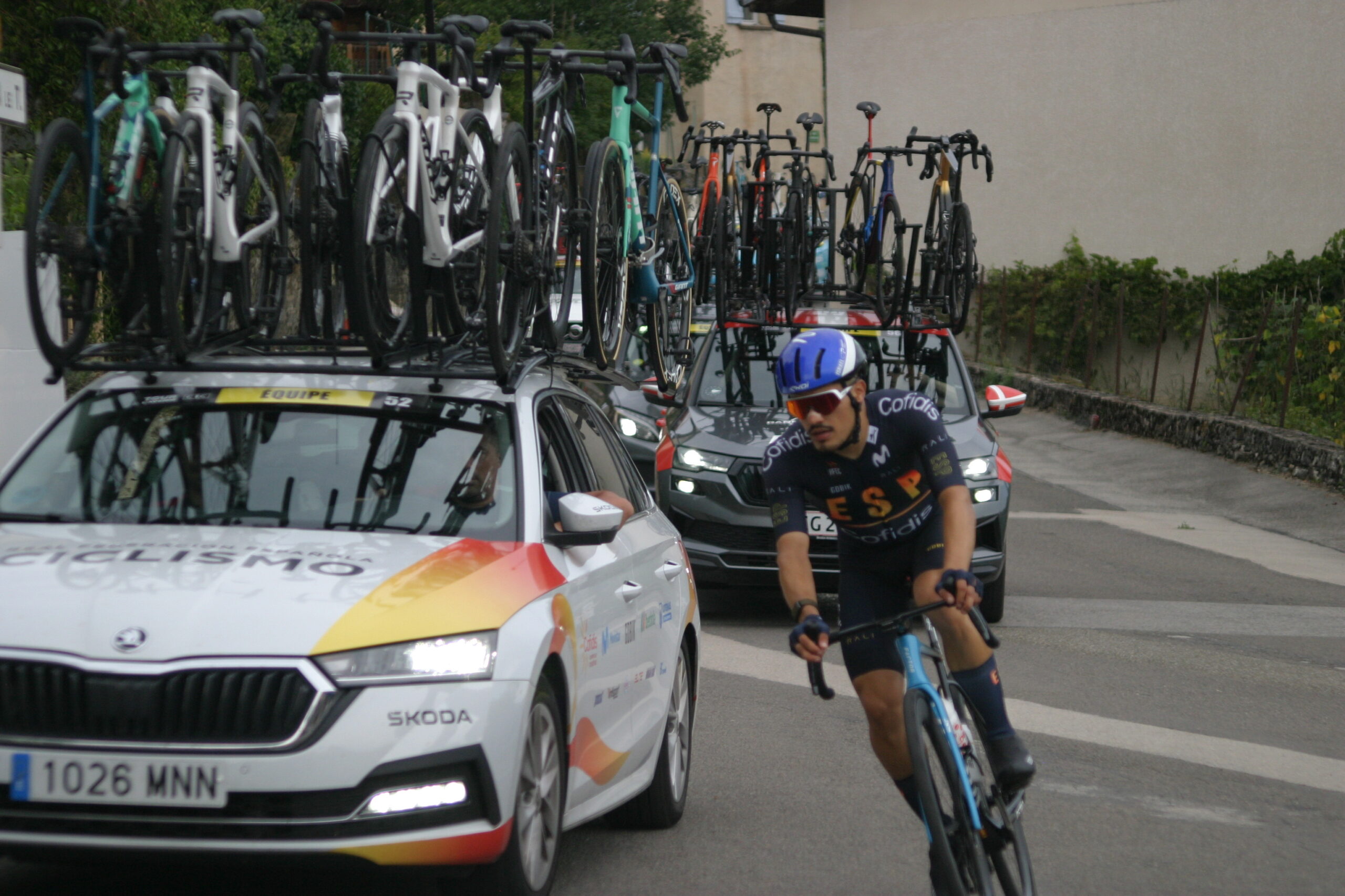 Véhicules avec des réserves de vélos au Tour de l'avenir 2025