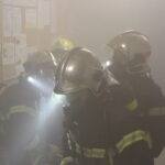 Pompiers dans la fumée