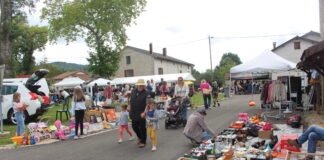 Petite Montagne. Saint-Hymetière-sur-Valouse : Après le vide-greniers, Halloween
