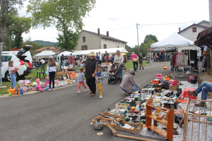 110 exposants dans les rues du village