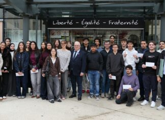 Oyonnax. Les bacheliers récompensés à Oyonnax remise récompense bacheliers Oyonnax