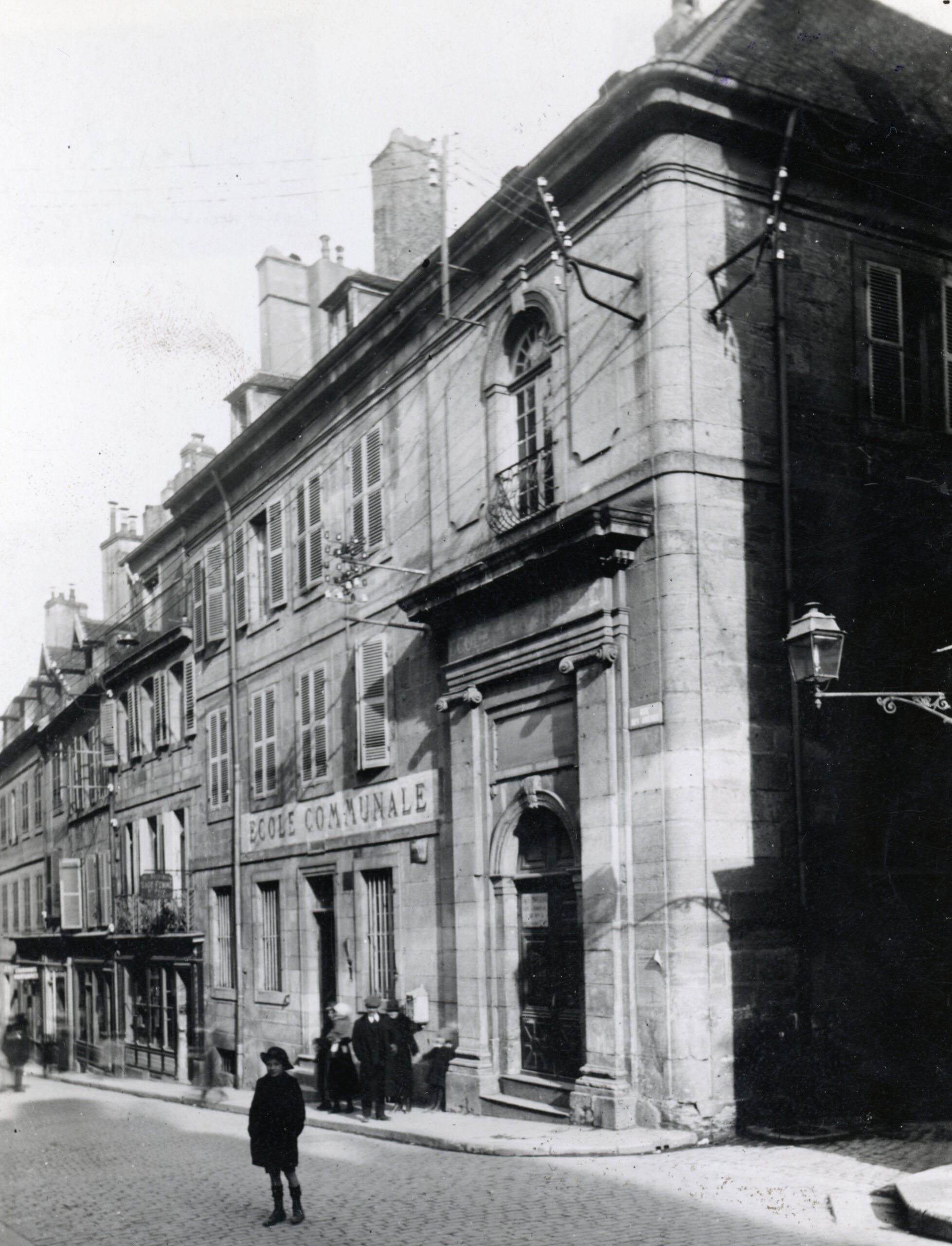 Le bâtiment, situé rue des Arènes a bien changé ! Crédit photo : Danielle Ducout / Les amis de la Médiathèque de Dole