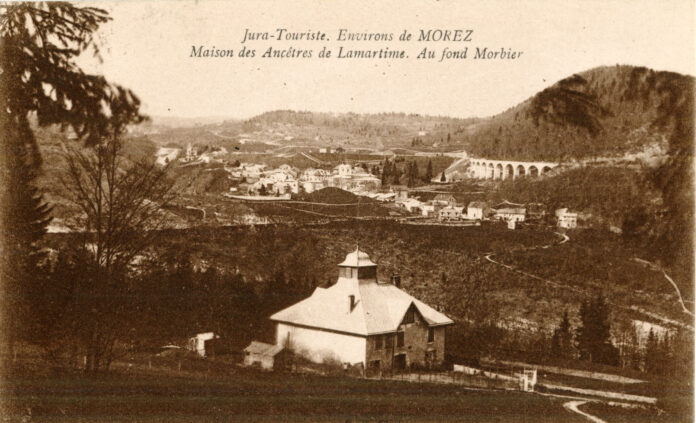 Environs de Morez (Jura). Jura-touriste. La maison des ancêtres de Lamartine et au fond Morbier. Chalon-sur-Saône, imprimerie Bourgeois Frères. - 7Fi276 - Lot 1 - Média 1 - Archives départementales du Jura