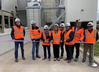 Le traditionnel coupé de ruban, en présence notamment du sous-préfet de Dole, Hugues Alladio.