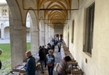 Sous les arches de la cour de médiathèque, des centaines de livres étaient à vendre.