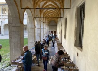 Dole. Des livres retrouvent une seconde vie sous les arches de la médiathèque Sous les arches de la cour de médiathèque, des centaines de livres étaient à vendre.
