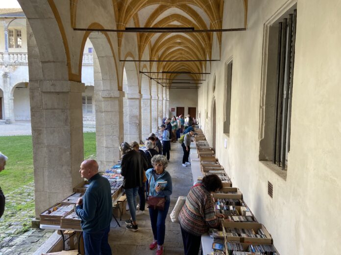 Sous les arches de la cour de médiathèque, des centaines de livres étaient à vendre.