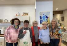 Au café de l'Arche en Pays Comtois, les bénévoles sont là, en guise de point d'appui, aux personnes en situation de handicap.