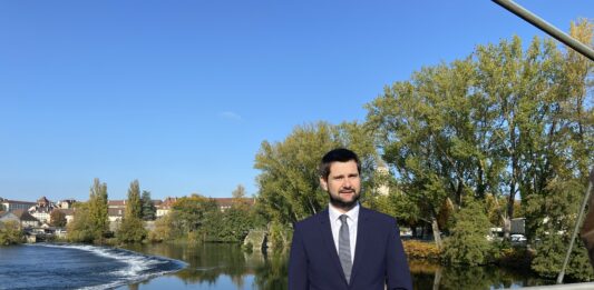 Jean-Baptiste Gagnoux, maire sortant de Dole, a officiellement annoncé sa candidature aux municipales de 2026.