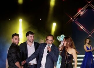 Dole. Une deuxième édition réussie pour la Fashion Dole Derrière la Fashion Dole, se trouvent, de gauche à droite : Cyrille, Clément, Éric et Elia.