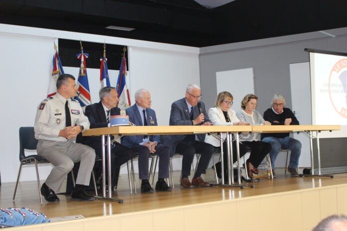 Lt Colonel Clowez, Philippe Prost, Jean Louis Brides, Luc Barthelet, Danielle Brulebois, Marie Laure Perrin, Frédéric Brides. congrès départemental Souvenir Français Jura
