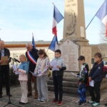 Des élèves lisent des lettres de soldats