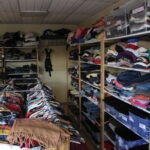 Des rayons pleins de vetements