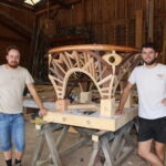 Guillaume et Mathéo devant leur oeuvre