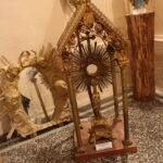 Une partie de la collection unique d’objets religieux