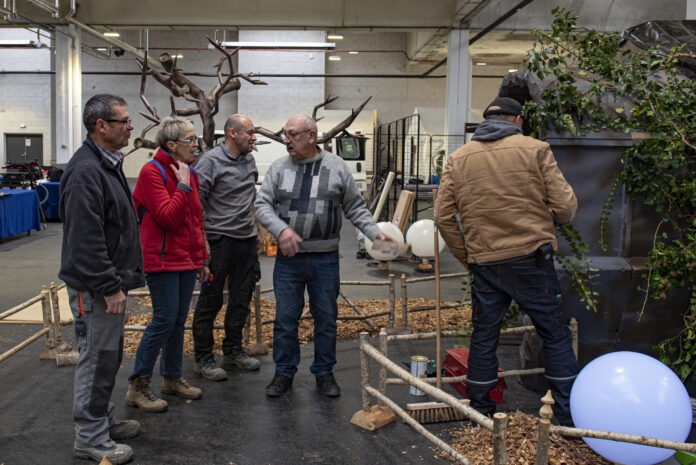 Bénévoles + Roland Haas - Fête des tourneurs et de l'artisanat d'arts - 12/11/25. Crédit photo : Association des tourneurs de Franche-Comté.