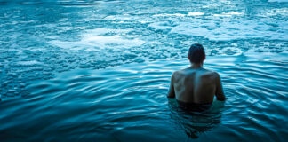 Bain glacé au lac de Chalain