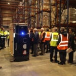 Des robots de transports circulent dans les allées