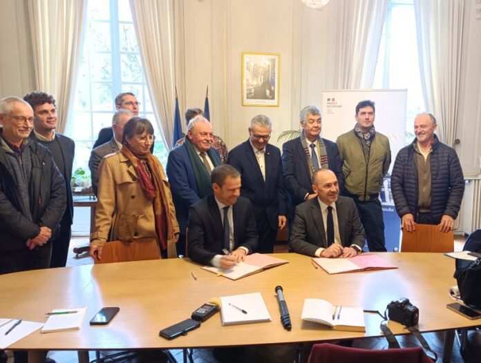 La signature de l'arrêté le 19 décembre.©François Vacheresse Interdiction des poids lourds RN 83