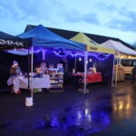 la place du village sous les lumières des festivités