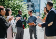 Serrage de main entre 2 personnes