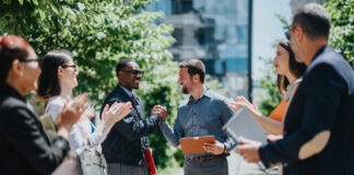 Serrage de main entre 2 personnes