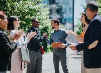 Serrage de main entre 2 personnes