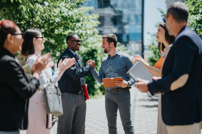 Serrage de main entre 2 personnes